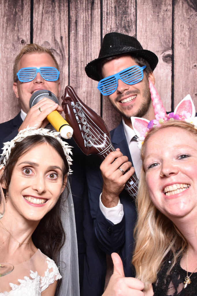 Unsere Fotobox ist die perfekte Unterhaltung für eure Gäste, egal ob Hochzeit, Weihnachtsfeier, Geburtstagsfeier. Unbegrenzte Ausdrucke und lustige Accessoires sorgen für endlosen Fotospaß während eurer Feier.