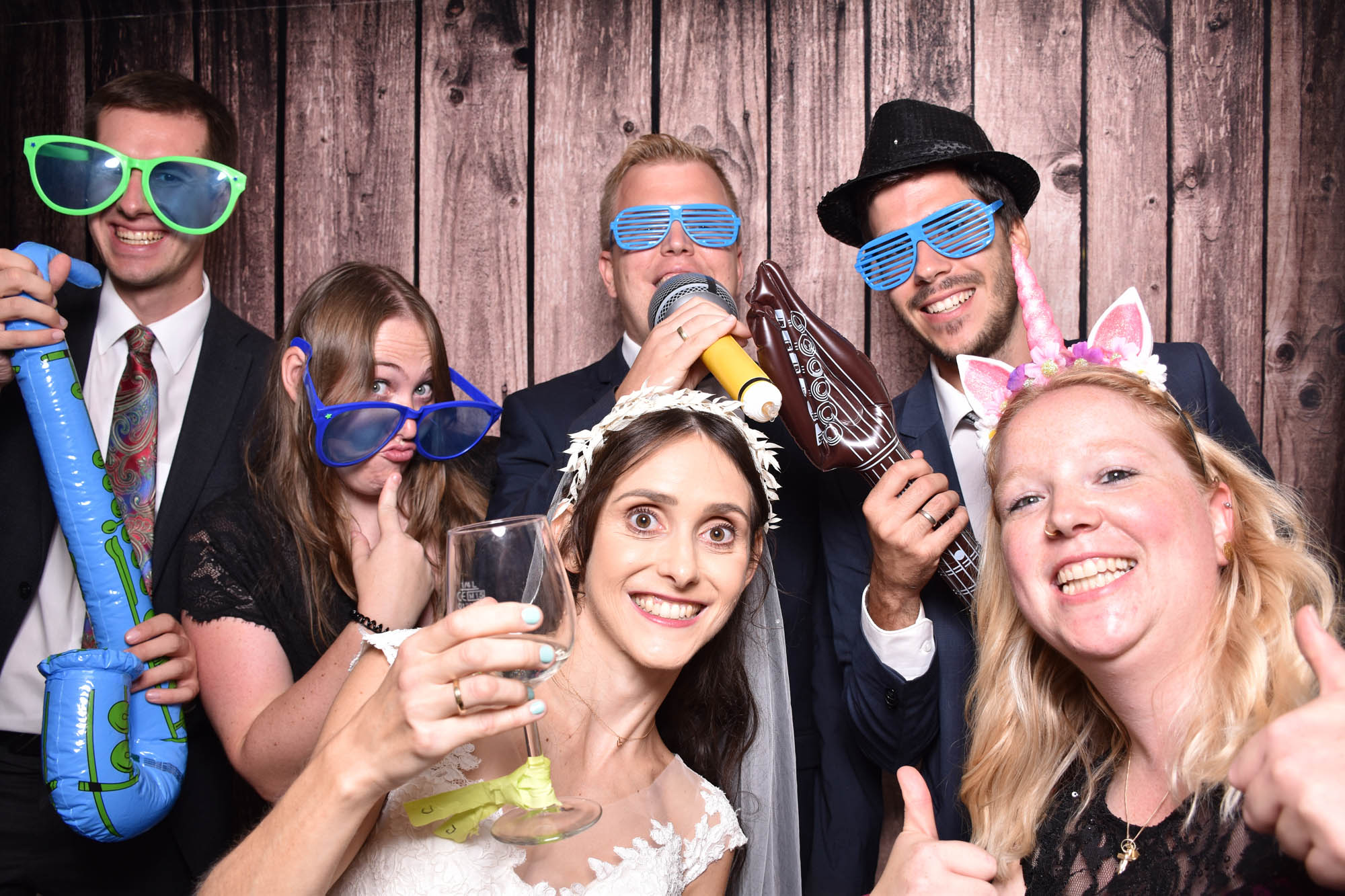 Unsere Fotobox ist die perfekte Unterhaltung für eure Gäste, egal ob Hochzeit, Weihnachtsfeier, Geburtstagsfeier. Unbegrenzte Ausdrucke und lustige Accessoires sorgen für endlosen Fotospaß während eurer Feier.