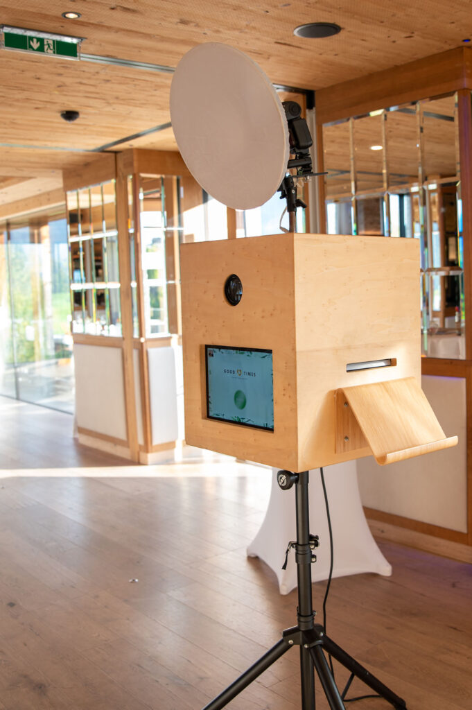 Unsere Fotobox ist die perfekte Unterhaltung für eure Gäste, egal ob Hochzeit, Weihnachtsfeier, Geburtstagsfeier. Unbegrenzte Ausdrucke und lustige Accessoires sorgen für endlosen Fotospaß während eurer Feier.