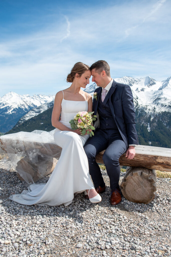 Hochzeit in Tux im Zillertal. Fotoshooting mit atemberaubender Bergkulisse bei der Eggalm. Wunderschöne Hochzeit in den Tiroler Bergen. Winterhochzeit in Tirol. Berghochzeit in Tirol